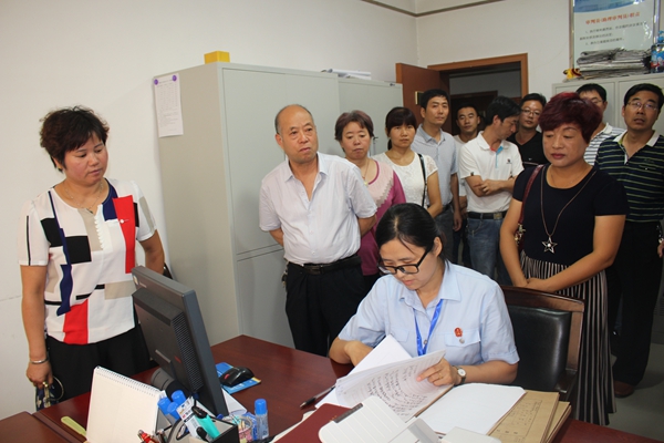 代表们走进民事审判团队办公室.jpg